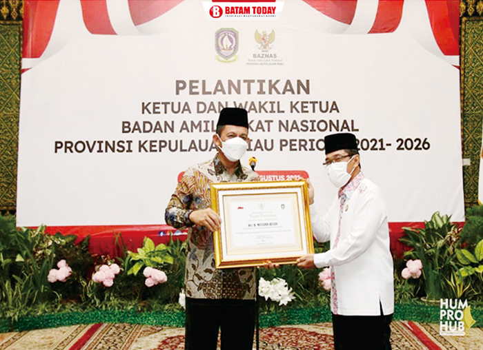 Gubernur Kepri, H. Ansar Ahmad saat Menyerahkan Penghargaan